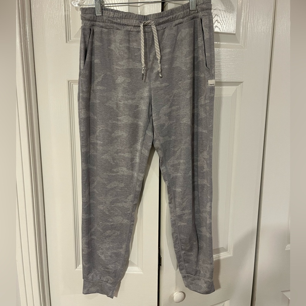 Vuori Women’s Performance Jogger Grey Camo Size Small